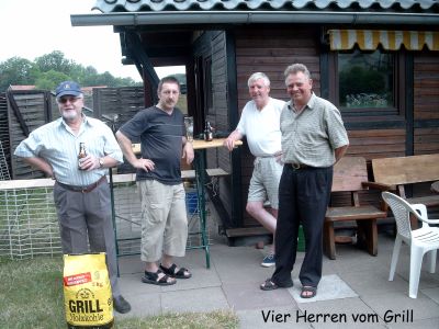 Vier Herren vom Grill
